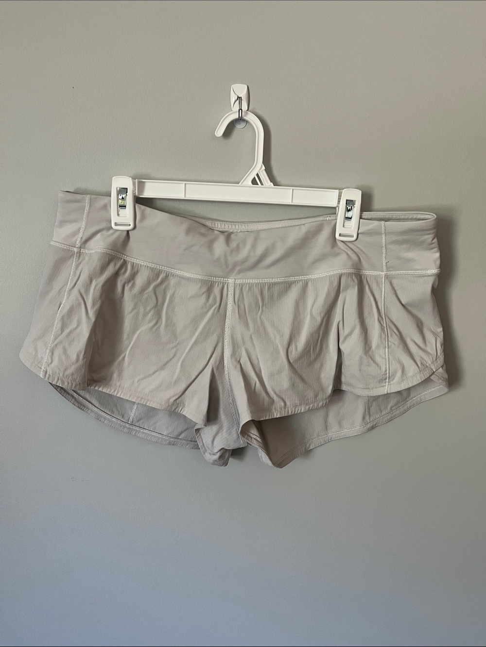 Lululemon white hotty hot shorts size 12